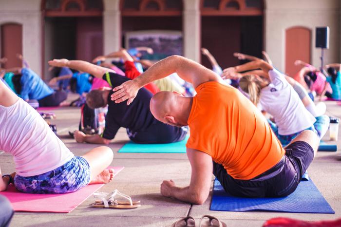 Colorata classe di yoga all'interno su tappetini