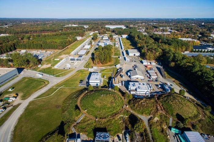 Vista aerea del Continuous Electron Beam Accelerator Facility CEBAF