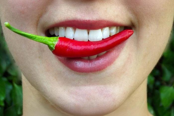 Eating-Hot-Chili-Pepper-777x518-1.jpg