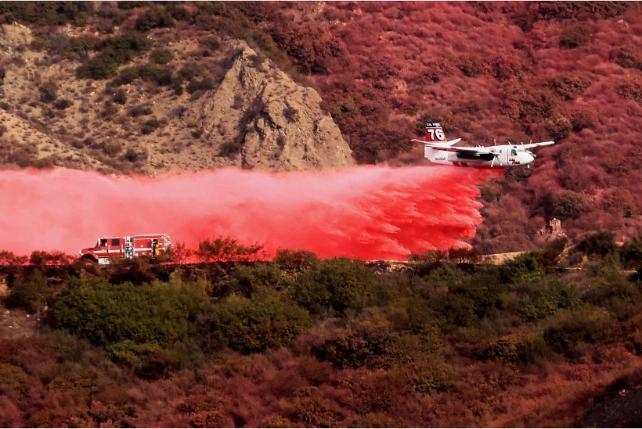 Un aereo che spruzza ritardante di fiamma