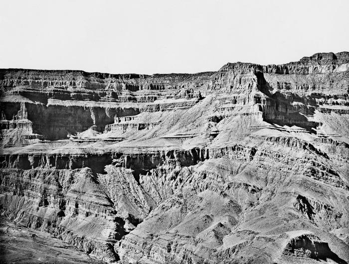 Una foto di rocce del Grand Canyon, che mostra la sovrapposizione e l'inclinazione delle rocce del Supergroup del Grand Canyon.