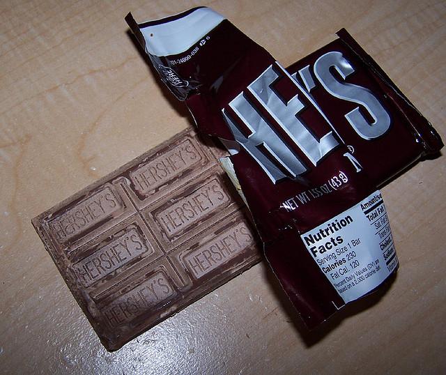 tavoletta di cioccolato Hershey parzialmente svolta con fioritura di grasso visibile