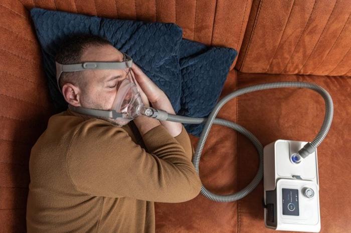 Uomo Apnea Notturna Macchina CPAP