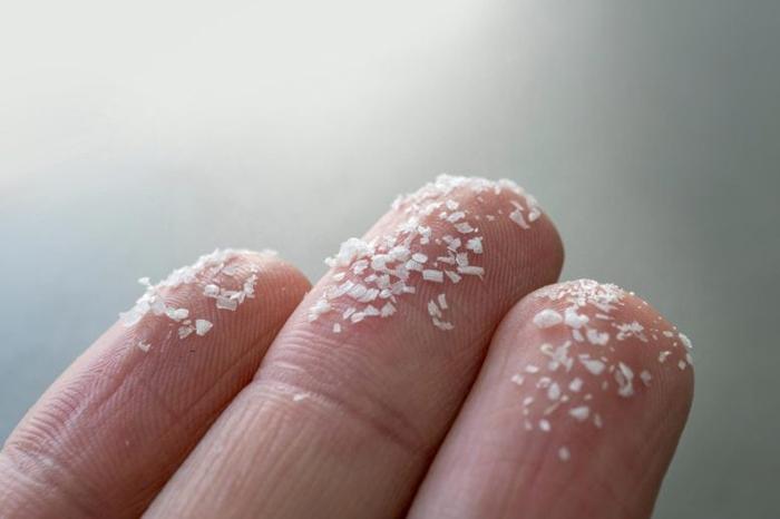 Microplastics-Fingers-777x518-1-1.jpg