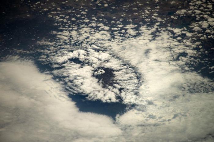 Il Monte Kilimanjaro circondato dalle nuvole dalla Stazione Spaziale