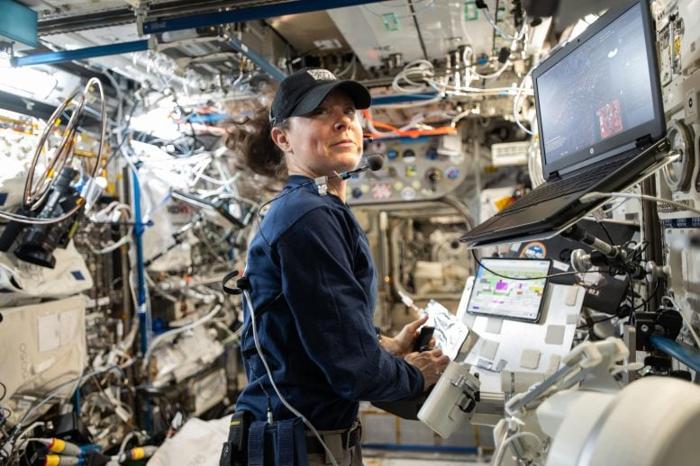 Astronauta NASA Tracy Dyson nel Modulo Laboratorio Columbus