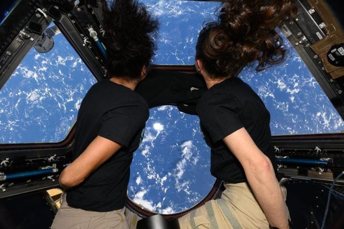 Gli astronauti della NASA Suni Williams e Tracy C. Dyson guardano fuori dalla Cupola