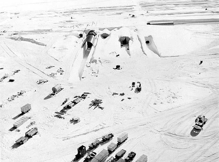 Vista aerea di Camp Camp, un complesso dell'ESERCITO USA in Groenlandia di tunnel e strutture, tutti alimentati da un reattore nucleare.