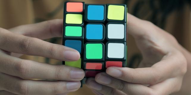 Mani che tengono un cubo di Rubik