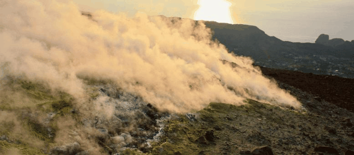 Solfatara sull'Isola del Vulcano Vicino alla Costa Siciliana