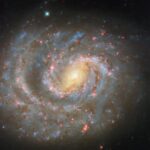 NGC 1637: Spettacolo di Formazione Stellare e Supernovae