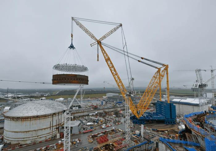 Big Carl ha sollevato un anello di rivestimento in acciaio (molto pesante) su un reattore presso la centrale nucleare di Hinkley Point C nel Regno Unito.