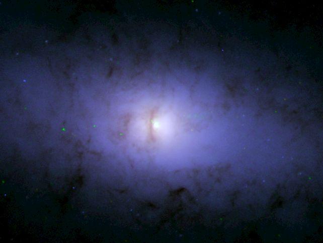 Un buco nero supermassiccio galattico è stato trovato inclinato su un lato