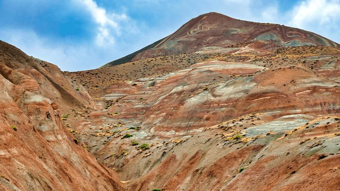 Superficie a righe rosse e bianche su una montagna alta