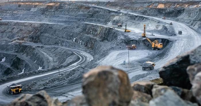 Lavoro di attrezzature pesanti in una cava per l'estrazione di oro.