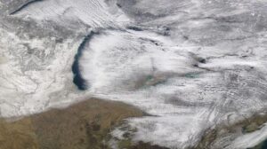 Preso dall' strumento MODIS sul satellite Aqua, questa immagine a colori reali dei Grandi Laghi è stata scattata il 10 gennaio 2022 alle 18:20 (UTC) 13:20 ora locale. Questa immagine mostra la neve da effetto lago che si verifica in ogni lago dei Grandi Laghi.