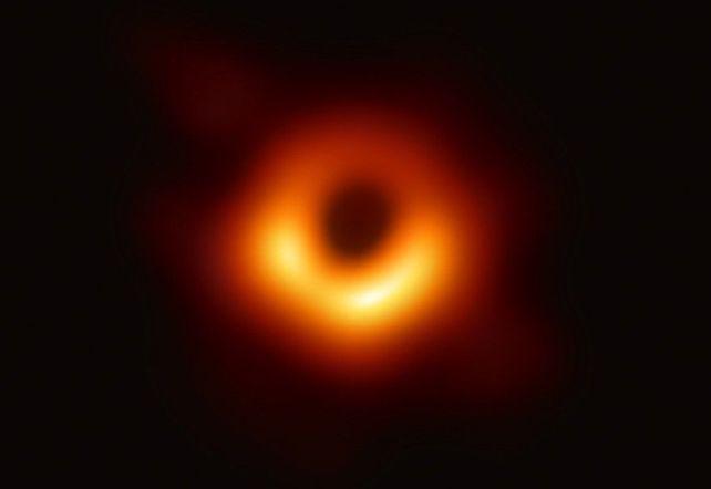 Gli scienziati si sono impegnati a fotografare un buco nero. Sono stati fotobombati da un'esplosione