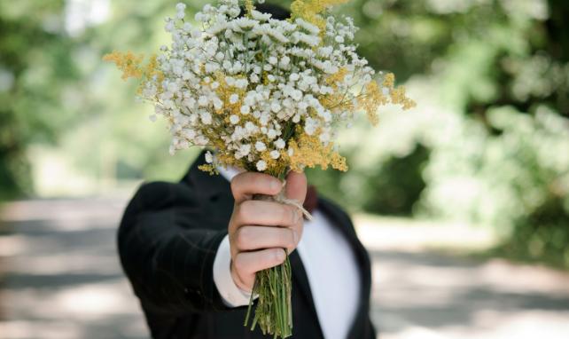 uomo con fiori