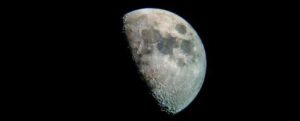 Gli scienziati confermano finalmente cosa c'è dentro la Luna