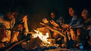 Famiglia di Neanderthal che cucina su un falò