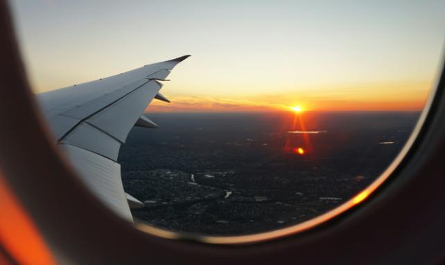 tramonto attraverso il finestrino di un aereo