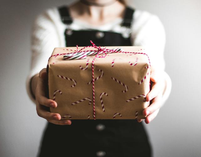 ragazza con un regalo di Natale