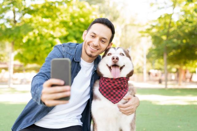 Cane e umano che si fanno un selfie all'aperto