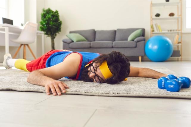 Uomo addormentato durante l'allenamento