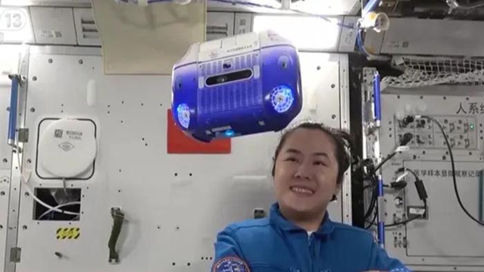 Un robot intelligente galleggiante simile a una radio assiste gli astronauti a bordo della stazione spaziale cinese