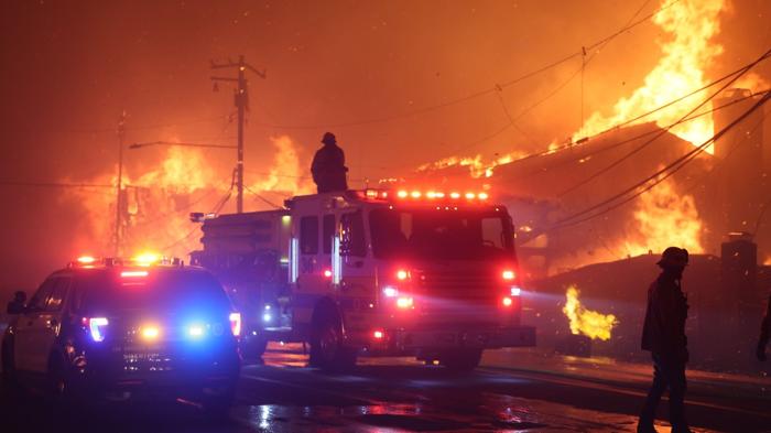 I roghi in California bruciano oltre 40.000 acri, potrebbero essere il peggior disastro degli Stati Uniti nella storia