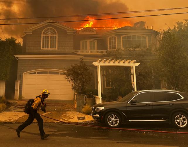 casa di LA in fiamme