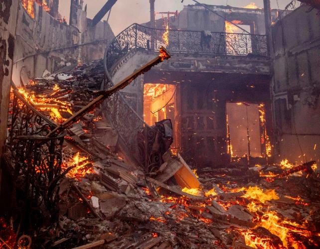 scala esposta dall'incendio nella casa di LA