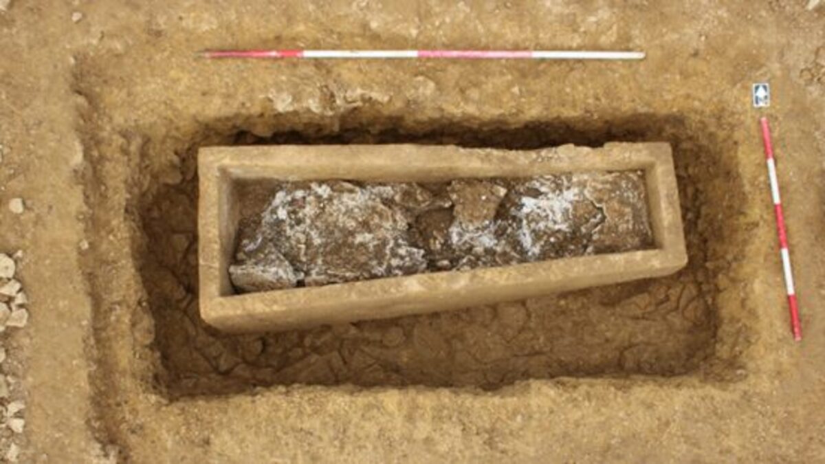 The-Roman-stone-coffin-under-excavation.-1-1.jpg