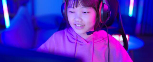 YoungGirlPlayingOnlineGameWearingHeadphones-642x260-1-1.jpg