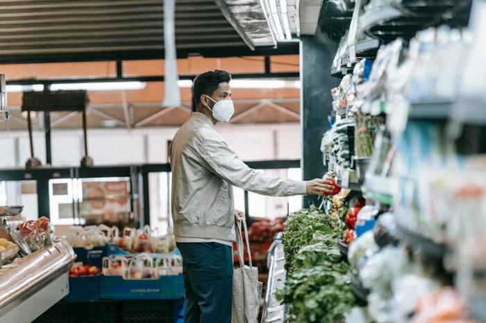 Uomo fa la spesa per le verdure