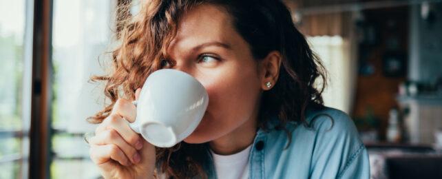 donna che beve caffè