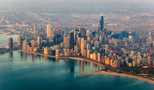 Lo skyline della città di Chicago in una giornata estiva nebbiosa sulla riva del Lago Michigan.