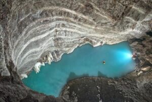 fotografia dall'alto del Lago Neuron, un grande lago sotterraneo turchese che è il più grande lago termale sotterraneo del mondo