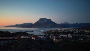 Tramonti sulla capitale di Nuuk in Groenlandia.